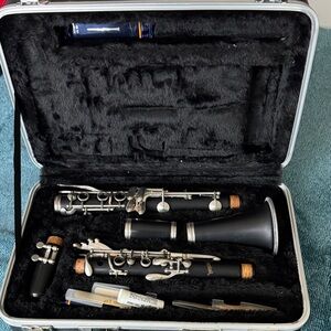 Giardinelli intermediate Clarinet with Case